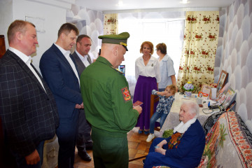 тамаре Ивановне Мядель вручена медаль «Волонтёр России» от 49-й Гвардейской зенитной ракетной бригады - фото - 1