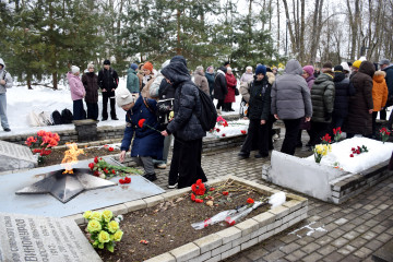 у мемориала «Вечный огонь», прошёл митинг, посвящённый 83-й годовщине освобождения Сычёвского округа от немецко-фашистских оккупантов - фото - 1
