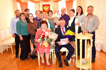 в Сычевском ЗАГСе поздравили с 50-летним юбилеем бракосочетания семью Суворовых - фото - 1