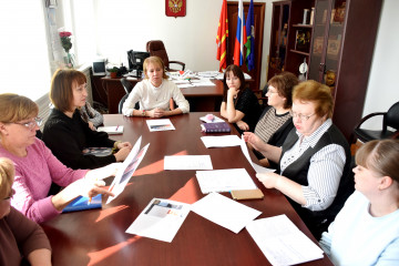 в рамках заседания рабочей группы по соблюдению Правил благоустройства утвердили макеты вывесок для ряда торговых объектов - фото - 1