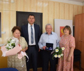 две супружеские пары Сычевского района были награждены общественной наградой – медалью «За любовь и верность» - фото - 1